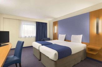 Ramada Londyn twin room.jpg