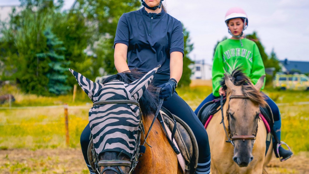 młodzież lato jazda konno